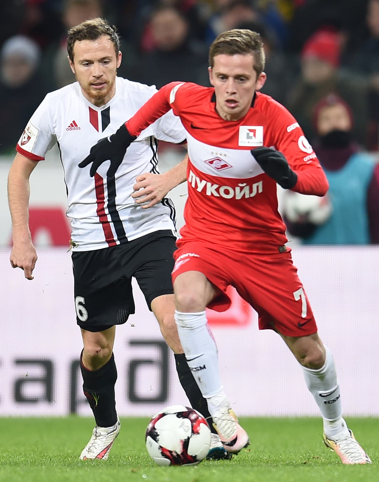 Las selecciones de Rusia y de Georgia se peleaban por Jano Ananidze y él optó y fue debutado con la mayor de Georgia a los 17 años de edad en el 2009. Ostenta el récord del más joven anotador en la Liga Premier de Rusia.