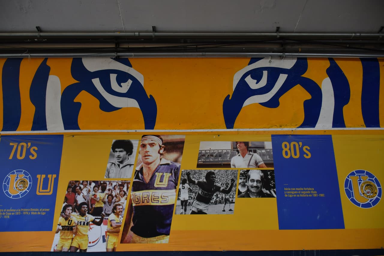 Los pasillos que conectan de los vestidores a la cancha están conformados de de fotografías y ahí figura el histórico defensor recién fallecido, Osvaldo Batocletti.