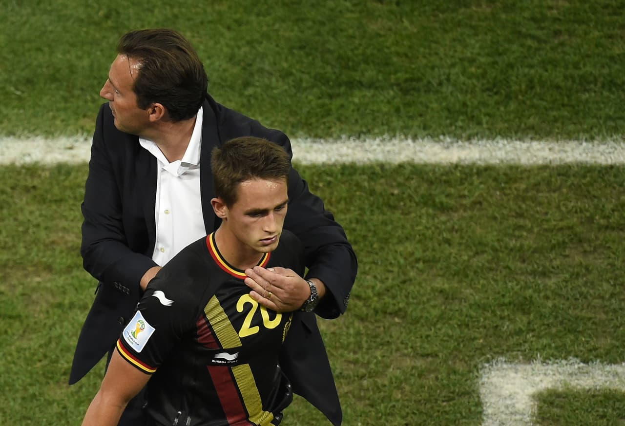 El entonces seleccionador belga Marc Wilmots siempre lo tuvo contemplado, pero desde que a este lo echaron de Bélgica el chico no ha vuelto a ser convocado.