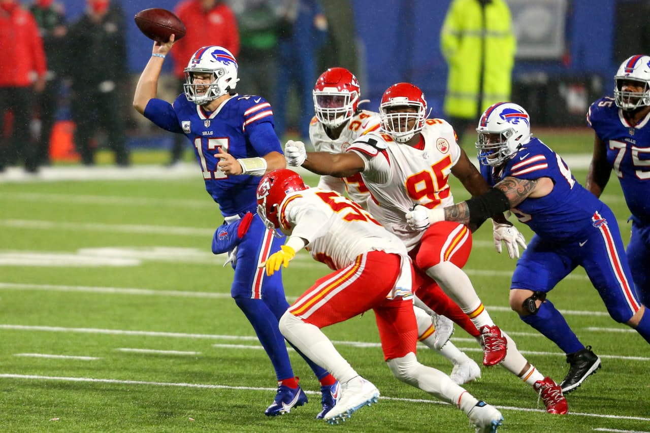 Clyde Edwards-Helaire conisguió romper las 150 yardas por aire en la victoria 26-17 sobre los Buffalo Bills.