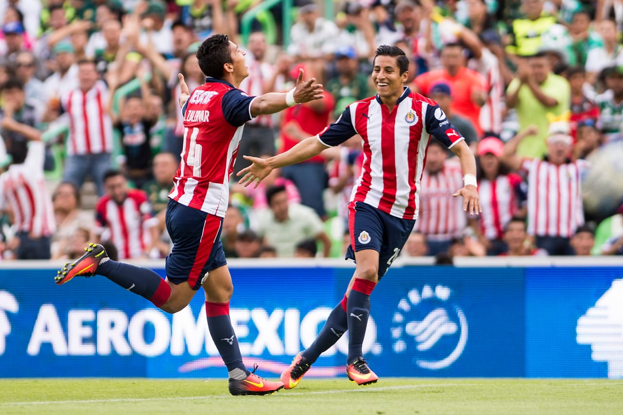 Chivas ha regresado al triunfo. Lo hizo a trompicones y con un fútbol que no termina de convencer a nadie. El único tanto del partido fue de Ángel Zaldívar en un lindo zapatazo fuera del área. Pese a todo no se escapa de la polémica y erró un penal al final por conducto de Marco Bueno. Lo mejor, en resumen, fue el triunfo en sí mismo.