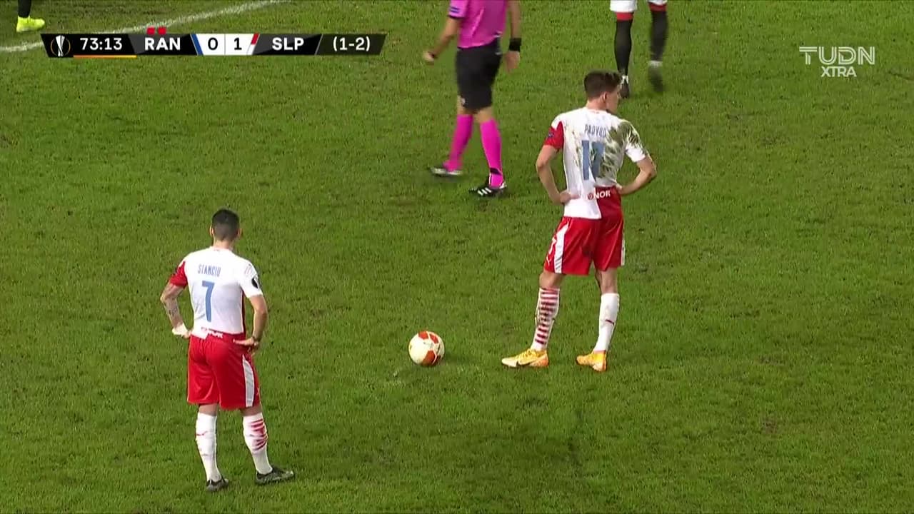 ¡GOL!  anota para Slavia Prague. Nicolae Claudiu Stanciu