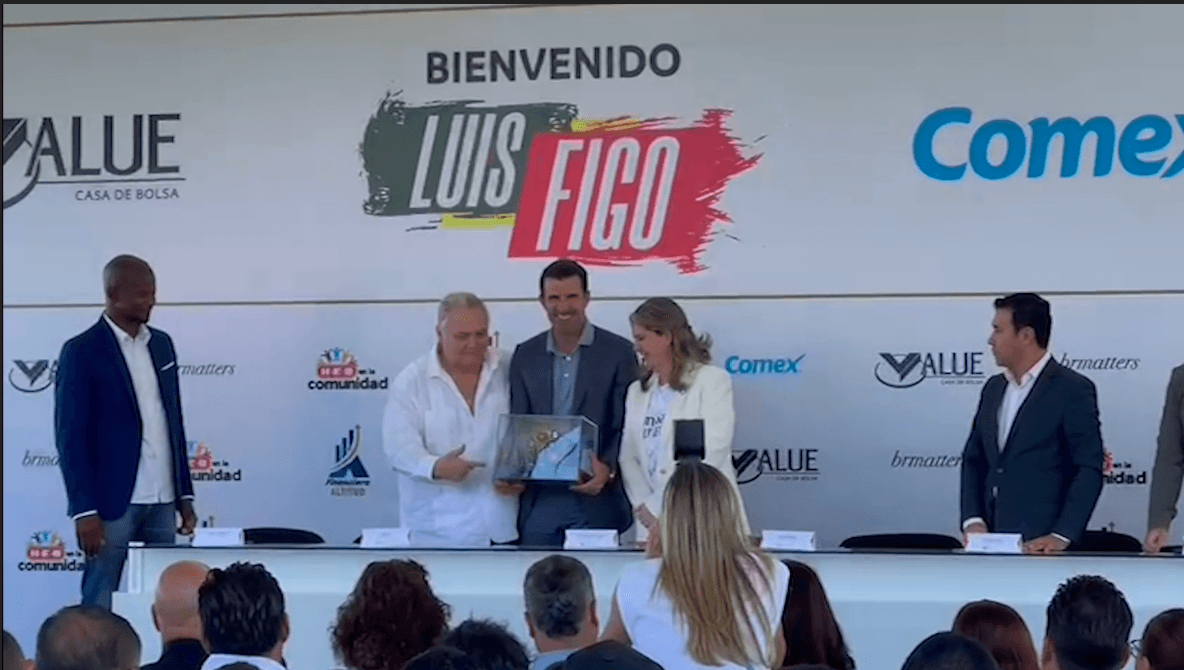 Luis Figo celebra su cumpleaños a la mexicana