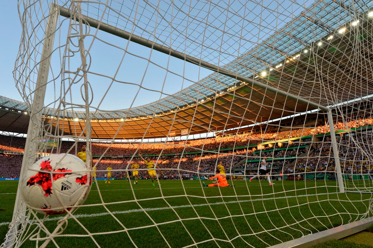 Con un remate cruzado, al minuto 29, Eintracht Frankfurt encontró la paridad en el partido.