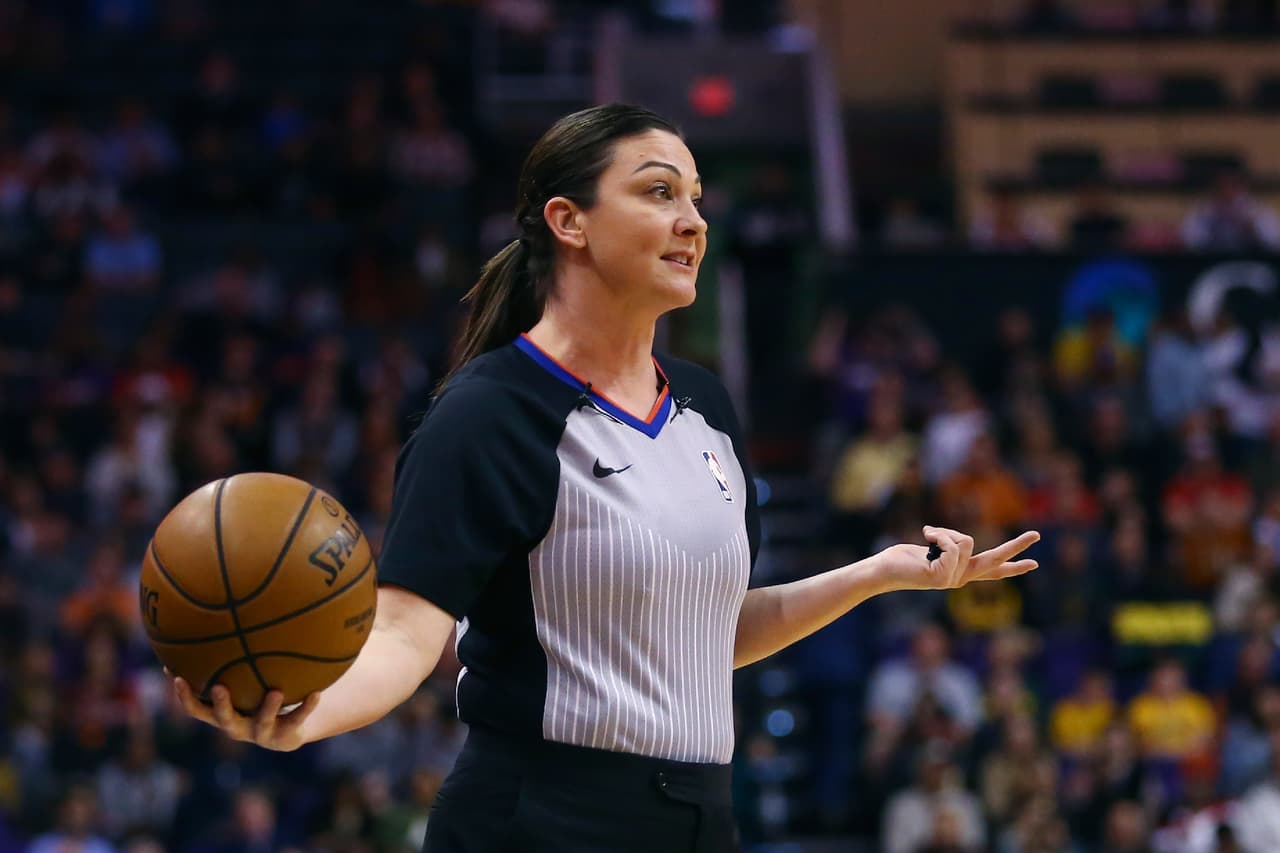 Lauren Holtkamp es una de las árbitros activas que trabajan en la NBA