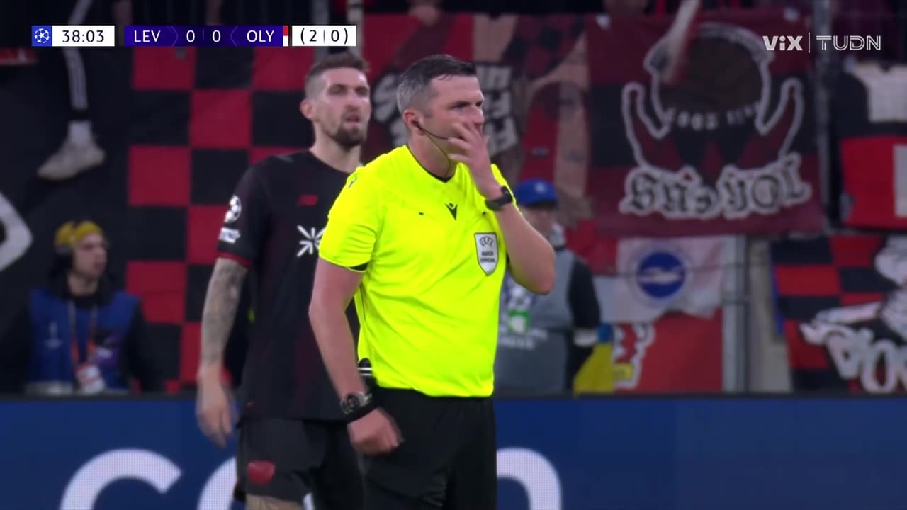 ¿Era penal para Olympiacos? La revisión polémica del VAR