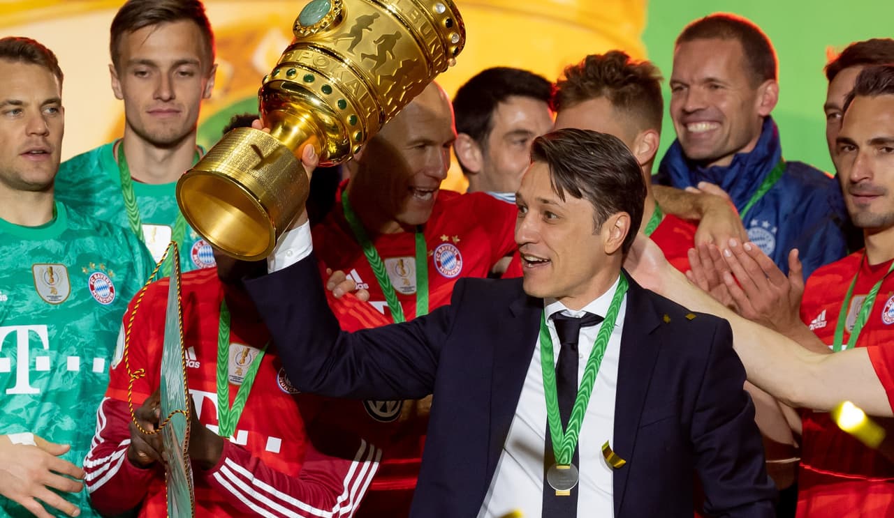 Kovac levanta el trofeo de la Pokal tras haber derrotado al Leipzig.