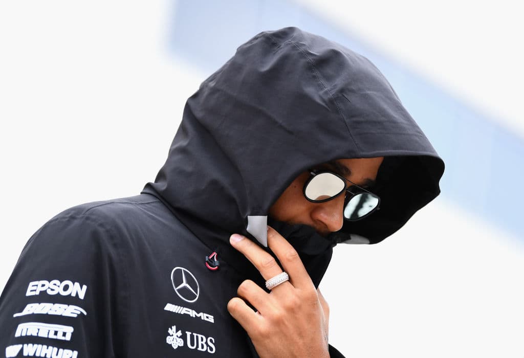 El británico suele usar protegida su cabeza, en una muestra de discreción. Eso sí, en la pista es una fiera.