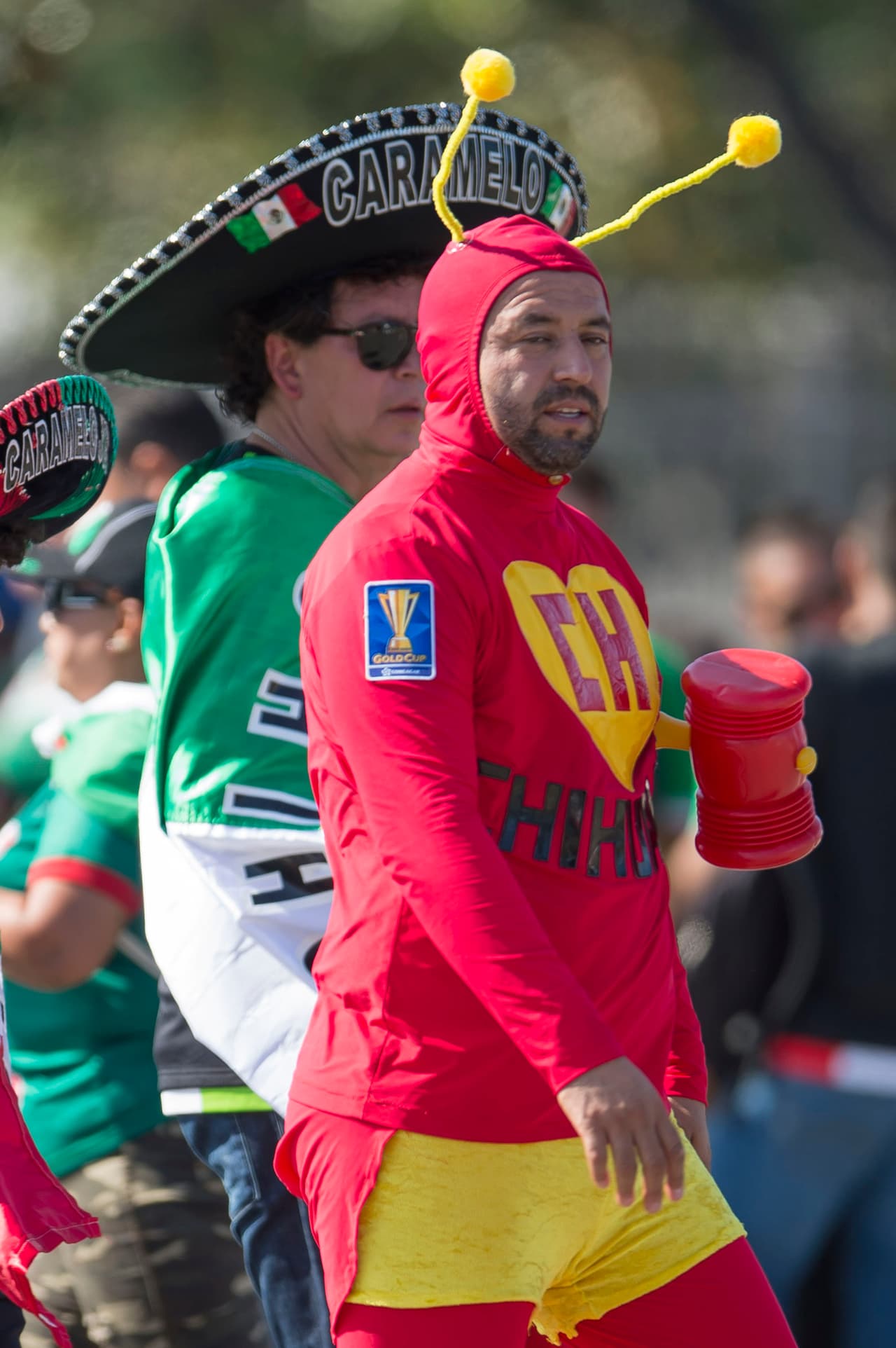 Disfraces, maquillaje, banderas, sombreros e incluso un poco de humor de parte de los aficionados mexicanos. Cuando México juega en Estados Unidos, la fiesta está asegurada.