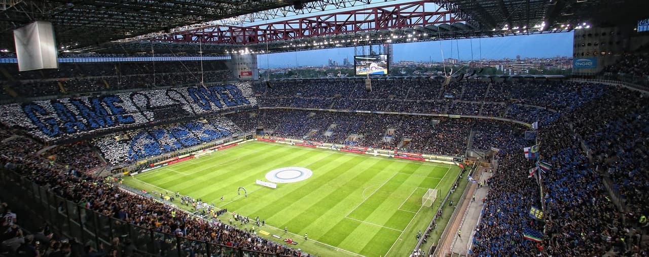 La tribuna del Giuseppe Meazza ardió antes de que comenzara el partido ante la Juve.