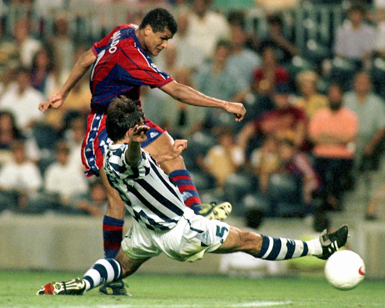 Rivaldo también tuvo un estreno por lo alto, marcando doblete en el triunfo de Barcelona por 3-0 sobre la Real Sociedad el 31 de agosto de 1997.