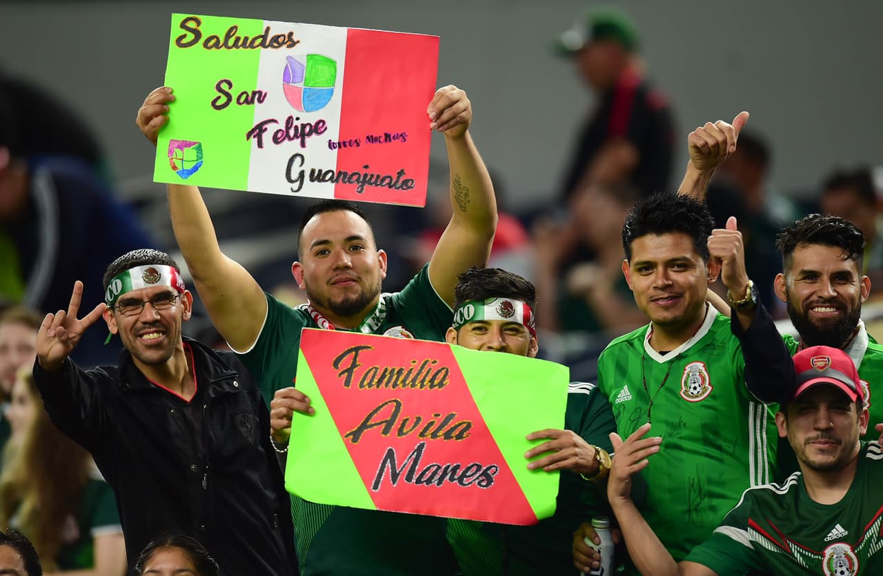 La afición mexicana, a pesar del mal clima en Dallas, se acercó al AT&T Stadium con su belleza y colorido para apoyar al Tri en el segundo partido de la Fecha FIFA, después de ganarle a Islandia en Santa Clara la semana pasada.