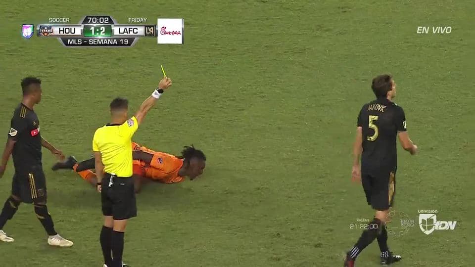 Tarjeta amarilla. El árbitro amonesta a Dejan Jakovic de Los Angeles Football Club