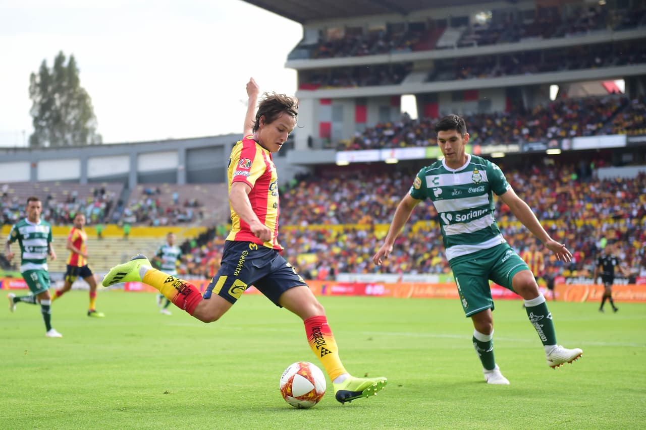 El local fue mucho más insistente en el comienzo del partido, tomó pronto la iniciativa.