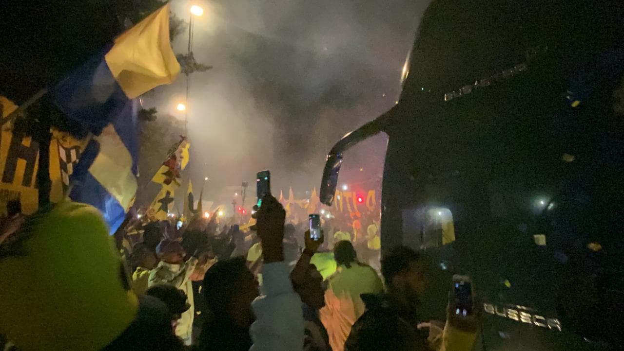 ¡Gran recibimiento al América! La afición le muestra el apoyo a su equipo con cantos, banderas y bengalas a su llegada al Estadio Azteca.