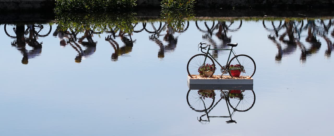 Los lagos ofrecen un bello reflejo de lo que es el ciclismo en carrera.