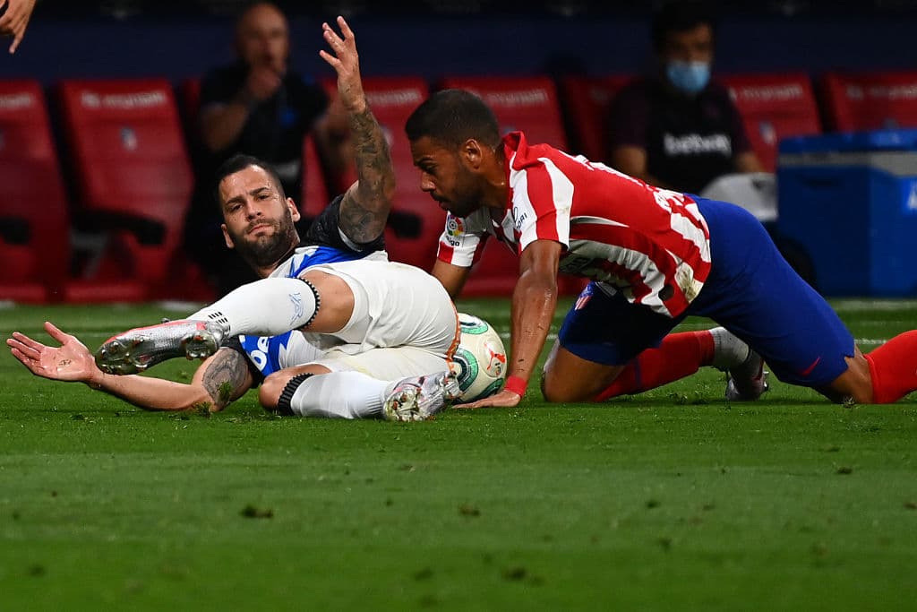 Edgar mendez se queja y pide la falta luego de que el defensor brasileño Renan Lodi lo trabara y ambos cayeran al piso.