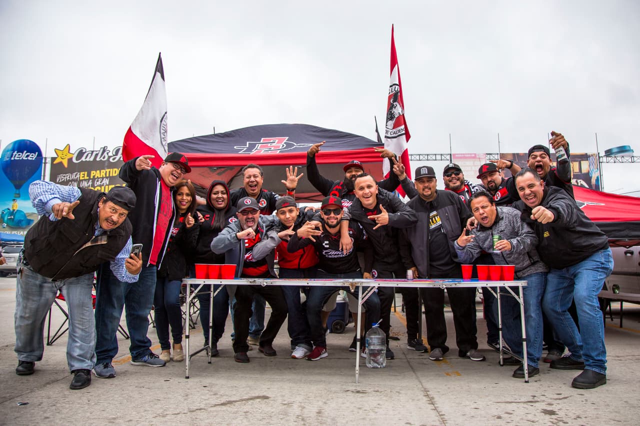 Tremendo ambiente el que se vivió dentro y fuera del Estadio Caliente para presenciar el partido de la Ida de Cuartos de Final entre los Xolos de Tijuana y los Esmeraldas del León. Un marco fantástico para un partido que pintaba muy atractivo.