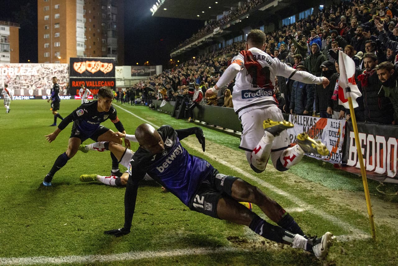 El juego fue tenso, trabado, muy ríspido a ratos. En particular este momento en el que se produce una muy dura barrida, por parte del camerunés Allan Nyom (12) quien se barrió así sobre Adri Embarba.