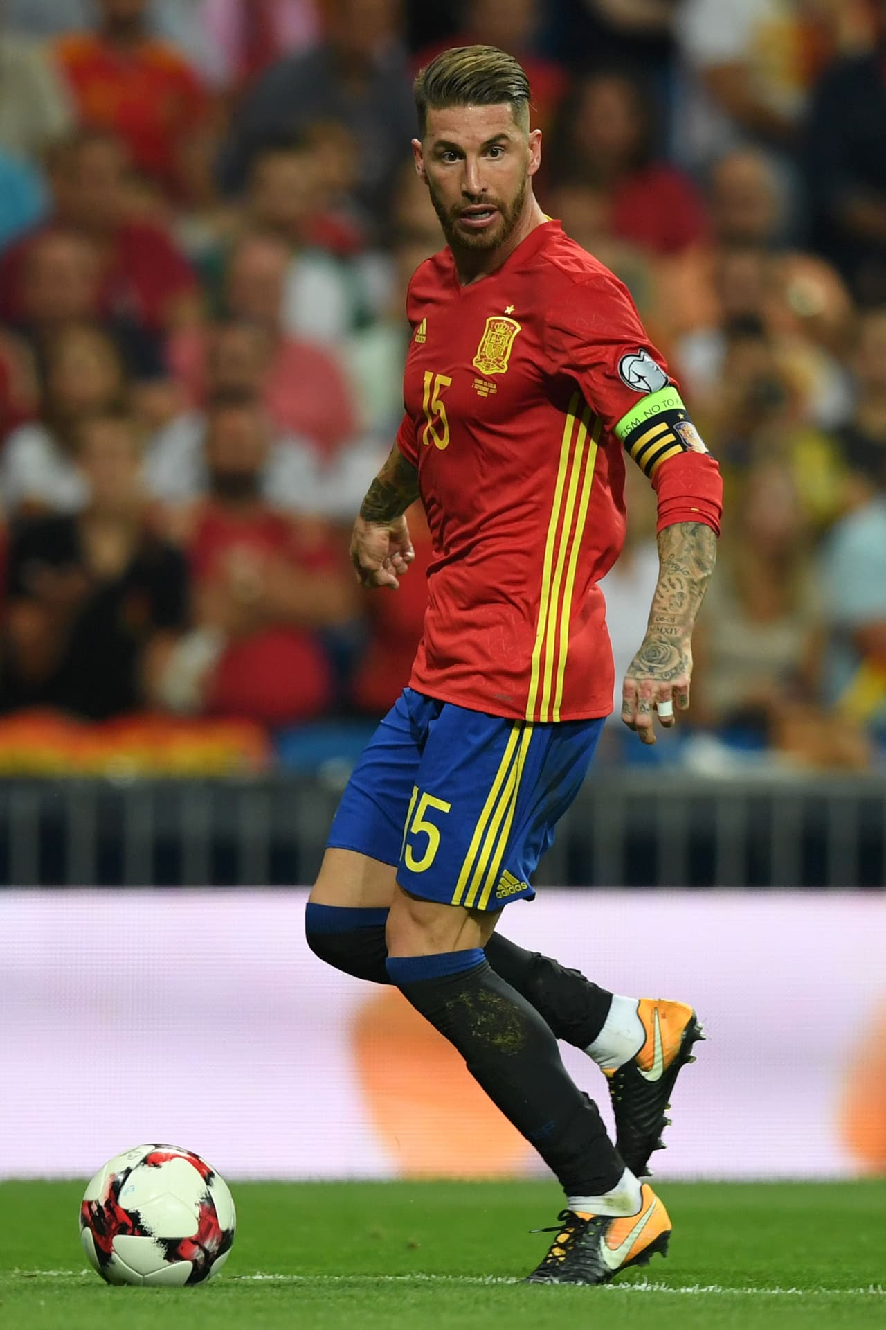 "El tuit de Piqué no es el mejor si quieres que no te piten. Quizá el tuit no es lo mejor para el grupo, pero cada uno es libre de decir lo que piensa. Como capitán pienso en el buen ambiente de selección; Piqué sabrá lo que dice. A lo mejor no era el momento ni que ayude mucho".