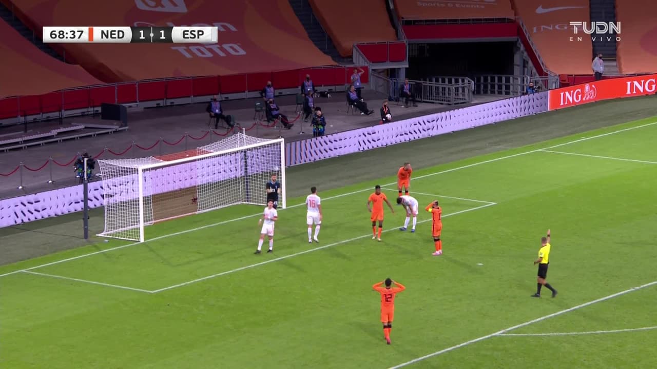 ¡TIRO ATAJADO! disparo por Memphis Depay.