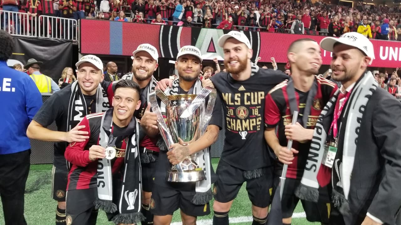 La vuelta olímpica y la celebración continuaron en el campo del Mercedes-Benz Stadium de Atlanta.