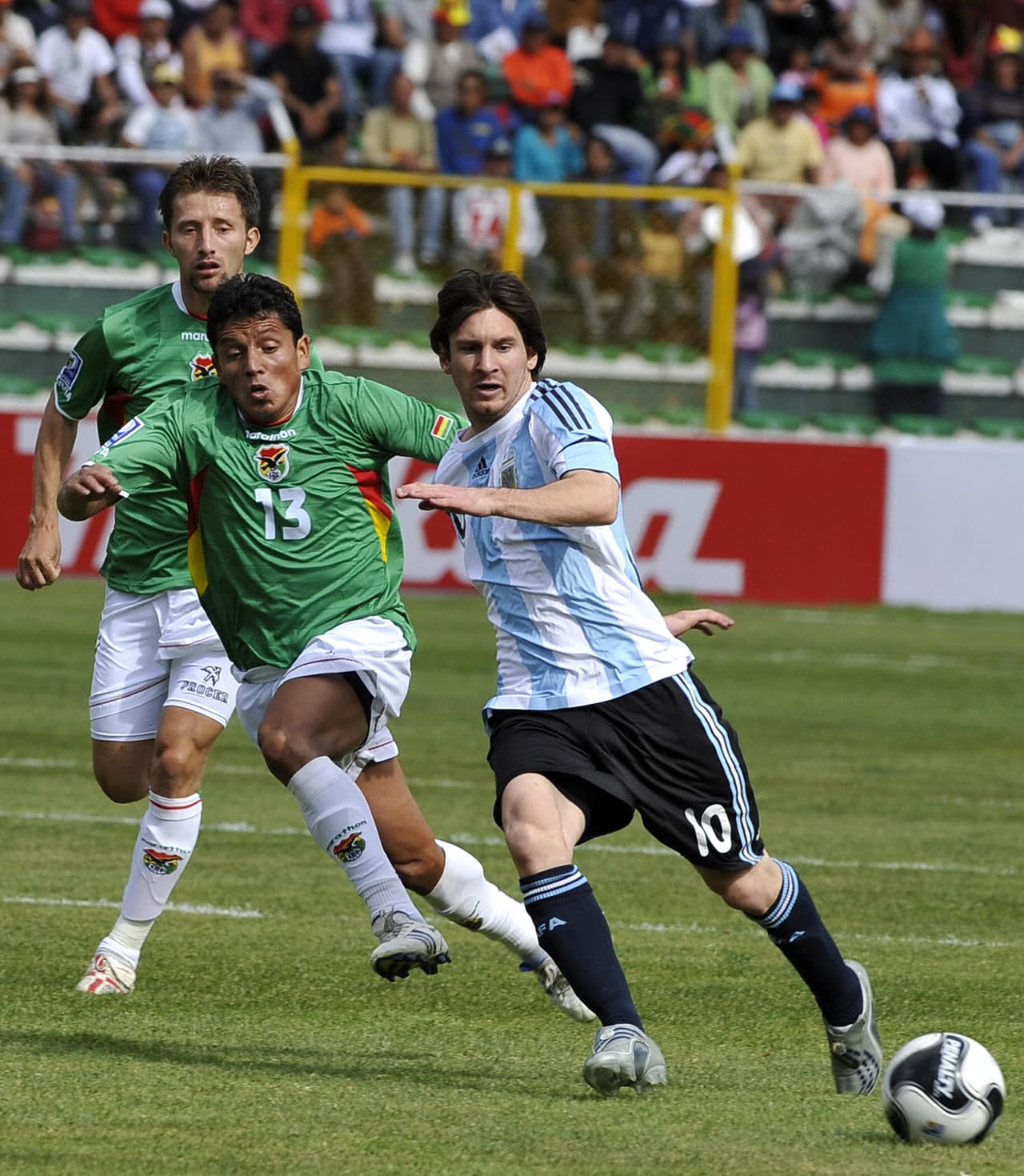 Lionel Messi no pudo en aquella tarde contra la falta de aire y la velocidad de los locales. El 25 de marzo de 2005 fue la única victoria de Argentina en Bolivia. Fue 2-1 con goles de Luciano Figueroa, Lucionao Galletti y José Alfredo Castillo.