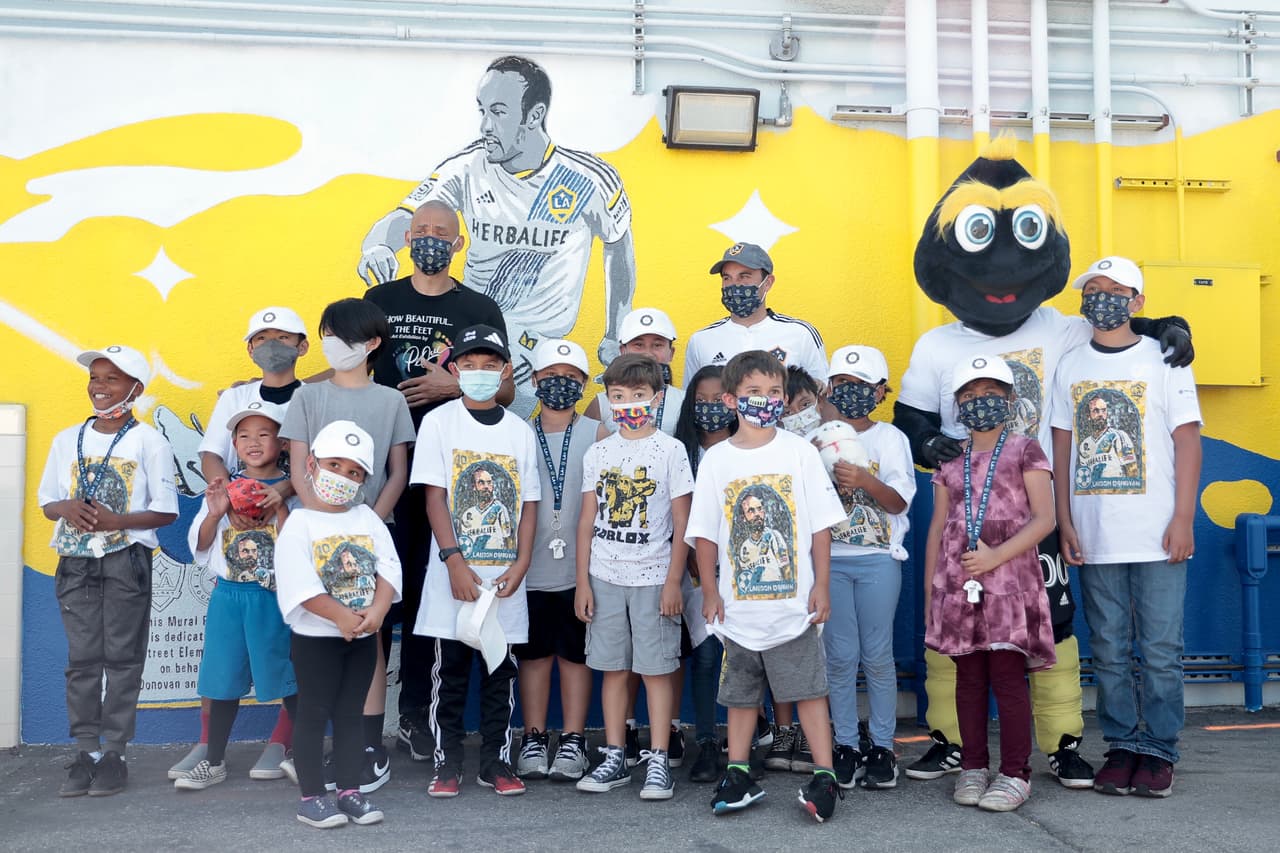 Alumnos de esa escuela y el propio exjugador participaron de la pintura del mural.