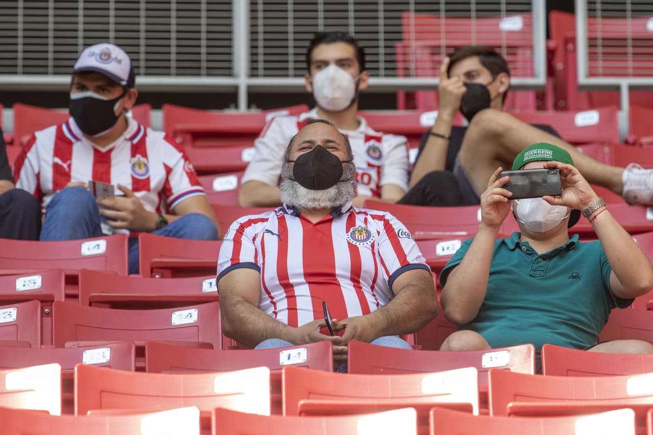 Se detiene el partido de Chivas vs Santos por el grito homofóbico