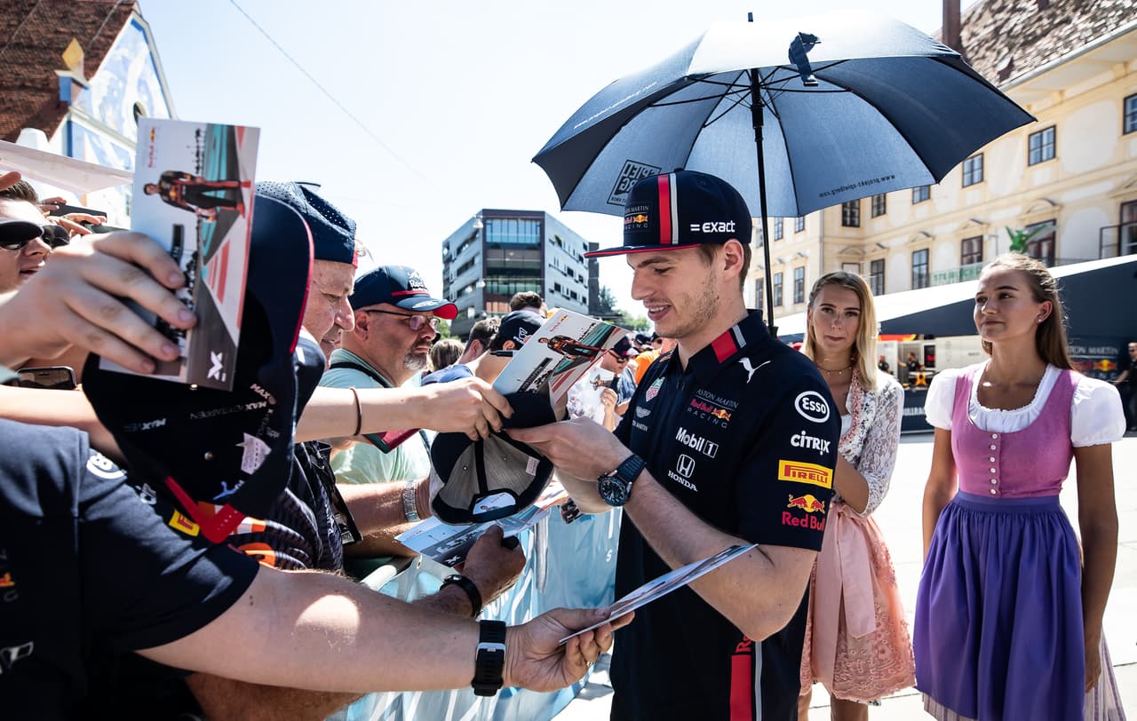 En Graz, a pocos kilómetros del Circuito Red Bull Ring en Spielberg, Max Verstappen encendió la actividad del Gran Premio de Austria con una visita a los aficionados, así como la tienda oficial de la escudería en la ciudad. A partir de este viernes los motores se encenderán con las primeras sesiones libres.