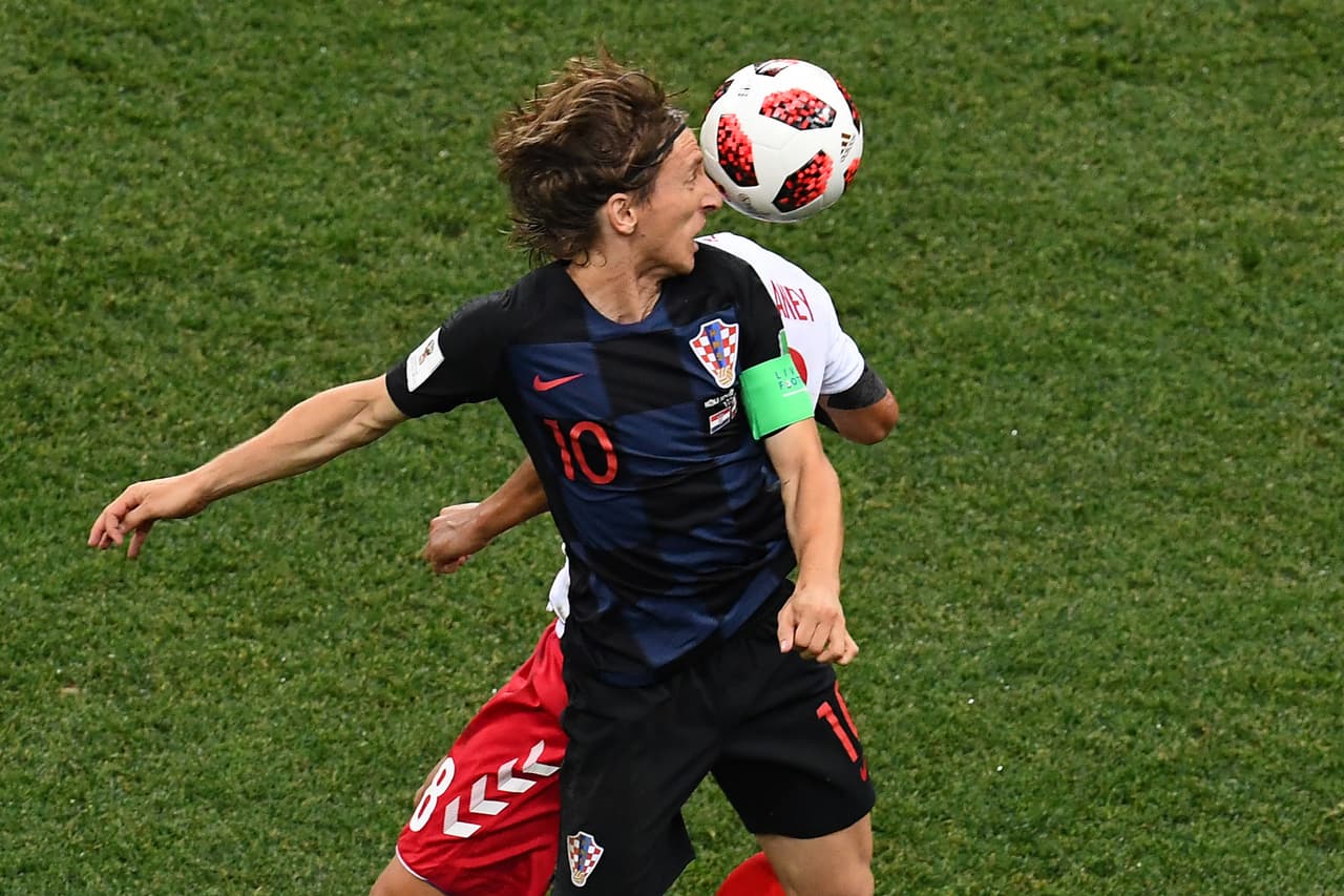 Otro de los duelos aéreos que ganó Modric, pero lejos del área de Dinamarca superando a Delaney.