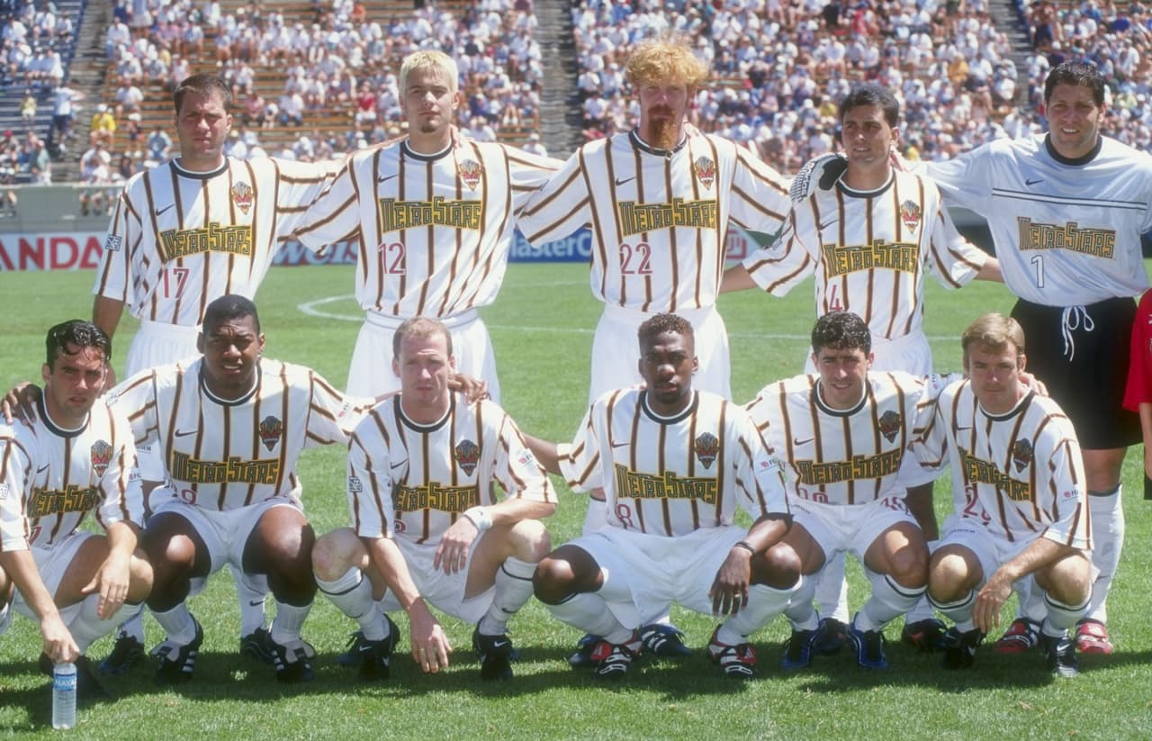 NY/NJ Metrostars. El equipo nació bajo el nombre de Empire Soccer Club y desde 1995 cambiaron a Metrostars. En 2006 Red Bull adquirió la franquicia y cambiaron al nombre actual, New York Red Bulls.