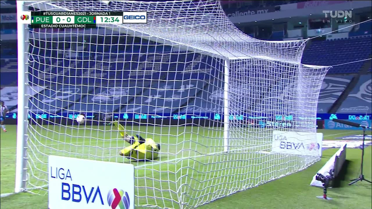 ¡TIRO ATAJADO! disparo por Oribe Peralta.