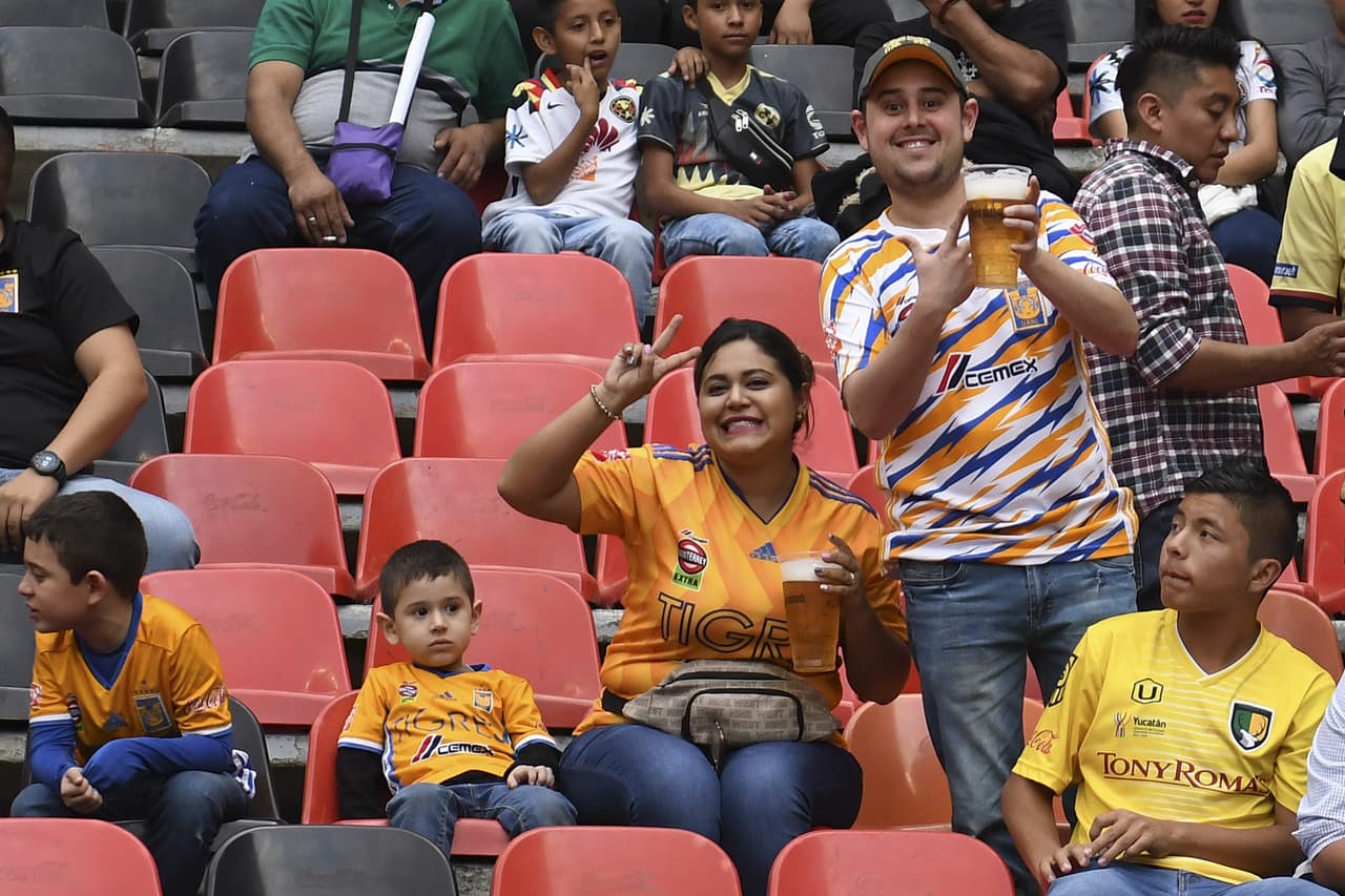 Los fanáticos de Tigres listos para el encuentro contra América en las tribunas del Estadio Azteca, por la Jornada 12 del 
<a href="https://www.univision.com/deportes/futbol/liga-mx/*">Clausura 2019</a>.