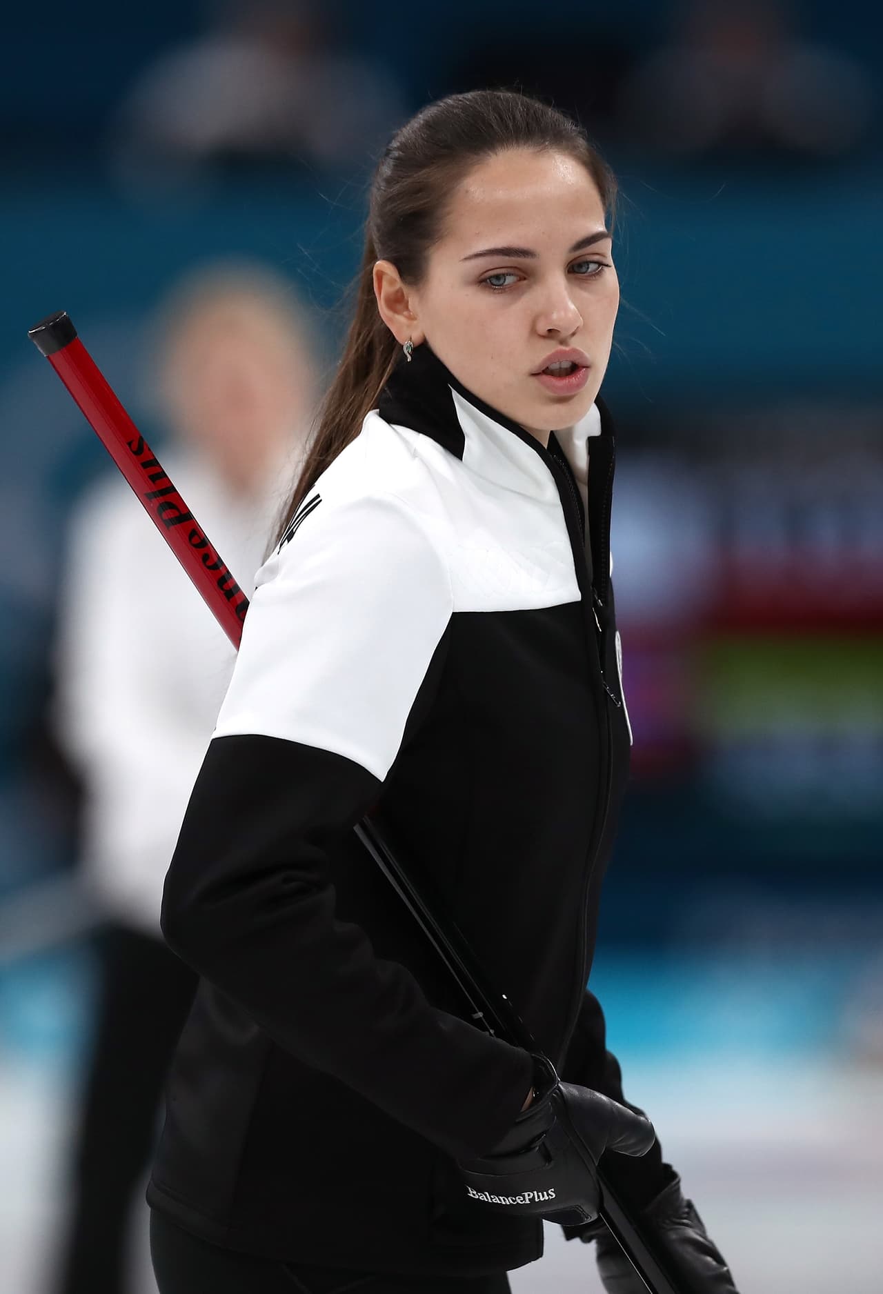 La rusa Anastasia Bryzgalova, de 25 años, ganó medalla de plata en dobles mixtos en curling, pero su parecido con la bella actriz Angelina Jolie ha sido un gran atractivo en los Olímpicos de Invierno.