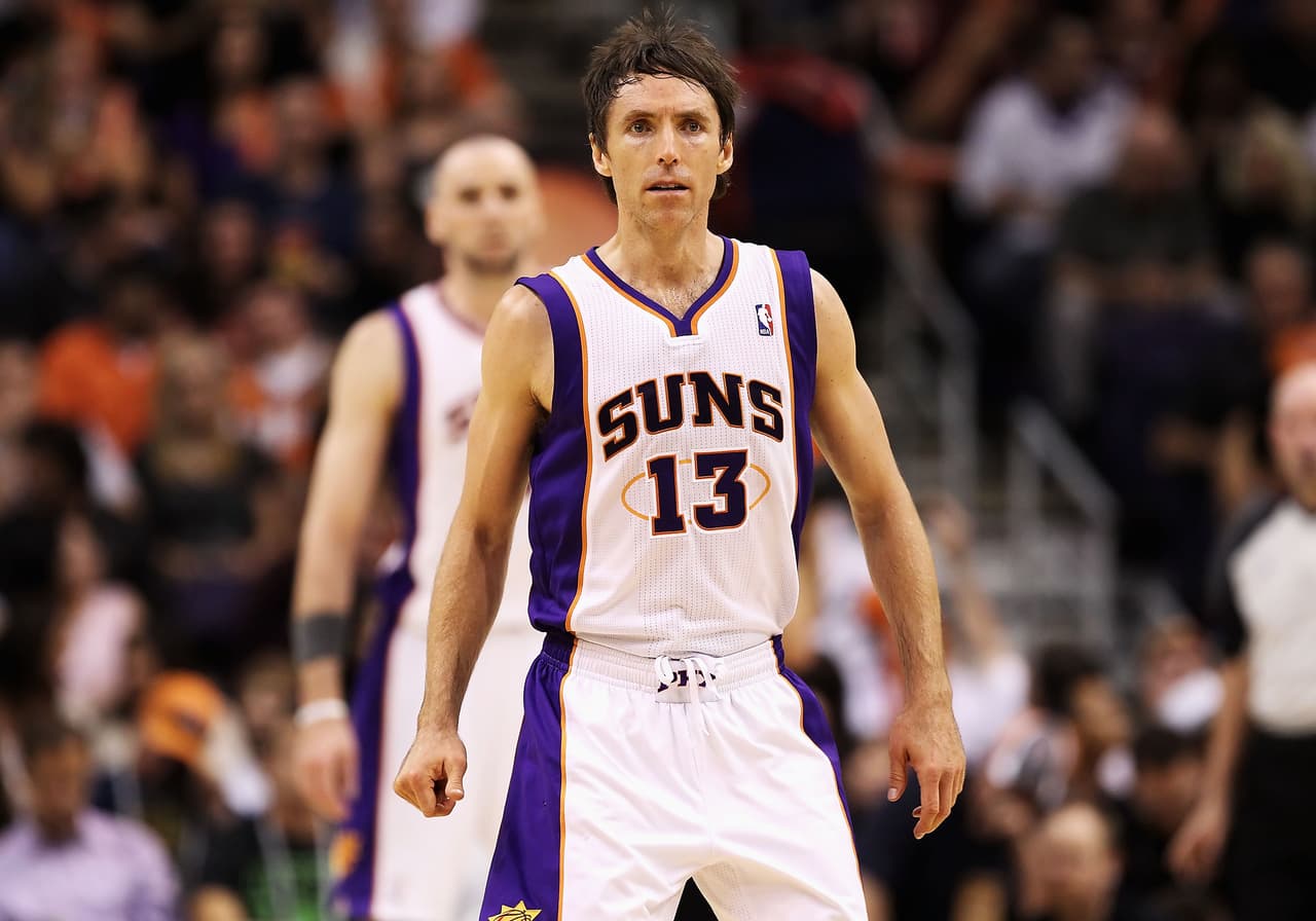 <b>Steve Nash.</b> El canadiense fue nombrado en dos ocasiones el Jugador Más Valioso de la NBA (2005, 2006), fue seleccionado ocho veces al NBA All-Star, es el tercero en la lista histórica en asistencias.
<br>