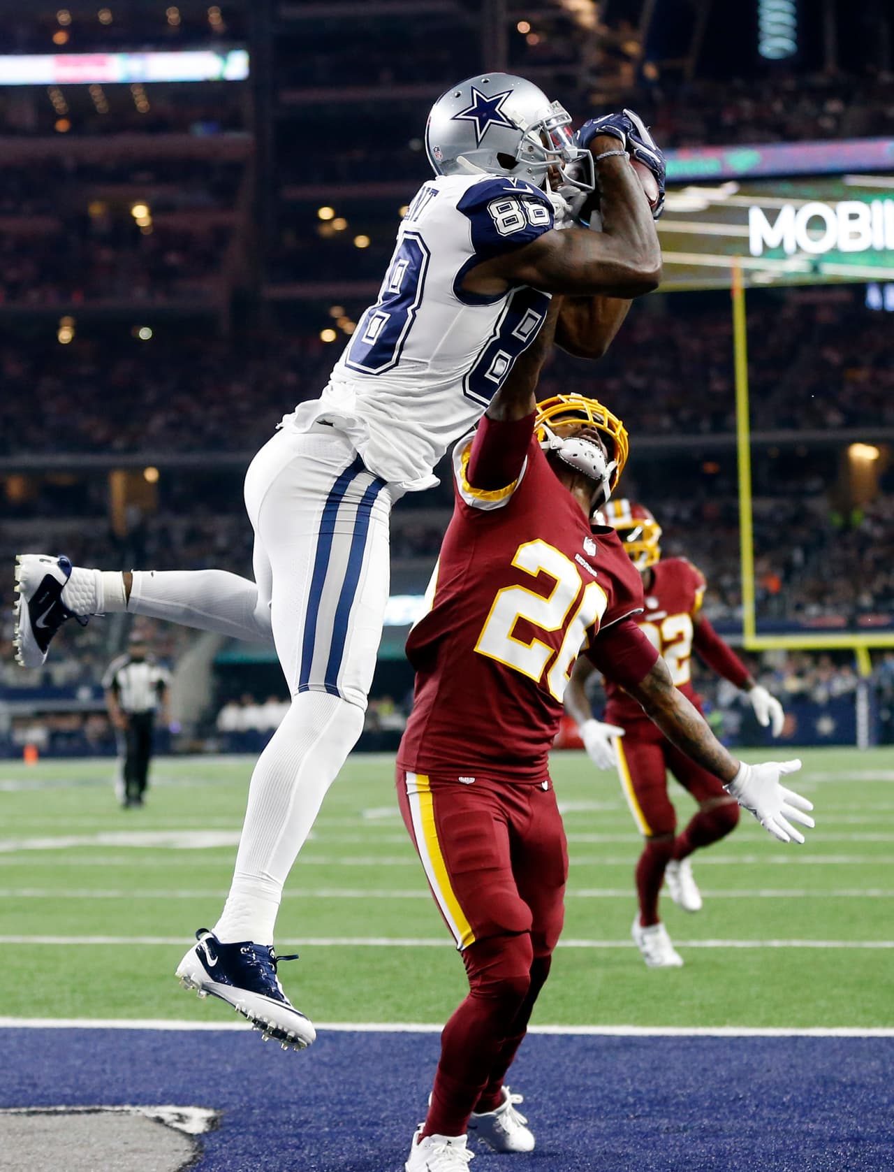 El wide receiver de los Cowboys de Dallas, Dez Bryant, atrapa un pase de touchdown por encima del cornerback de los Redskins de Washington, Bashaud Breeland, en la segunda mitad del juego del jueves 30 de noviembre de 2017 en Arlington, Texas. (AP Foto/Ron Jenkins)
