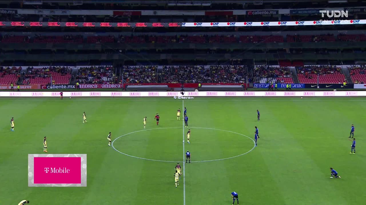 Arranca el partido y la pelota está en juego.