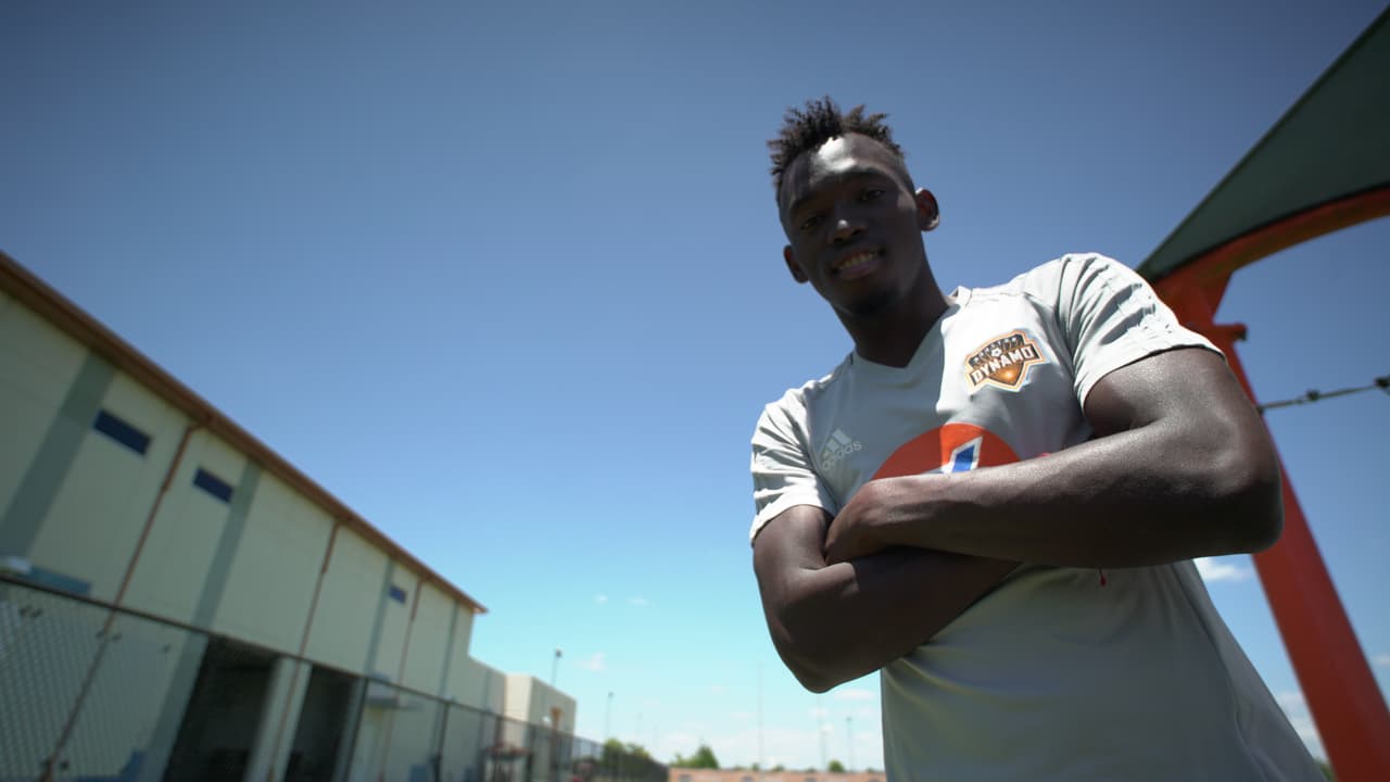 Delantero hábil y veloz, tiene como referencias a los africanos Didier Drogba y Samuel Eto'o.