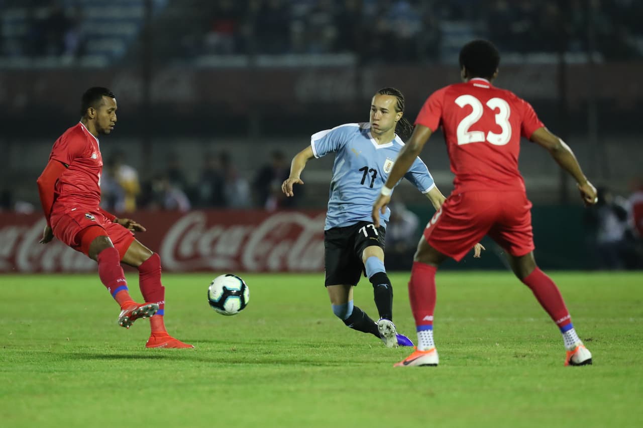 Luis Suáres (69') y Federico Valverde (79') anotaron los siguientes goles de Uruguay para consumar la victoria.