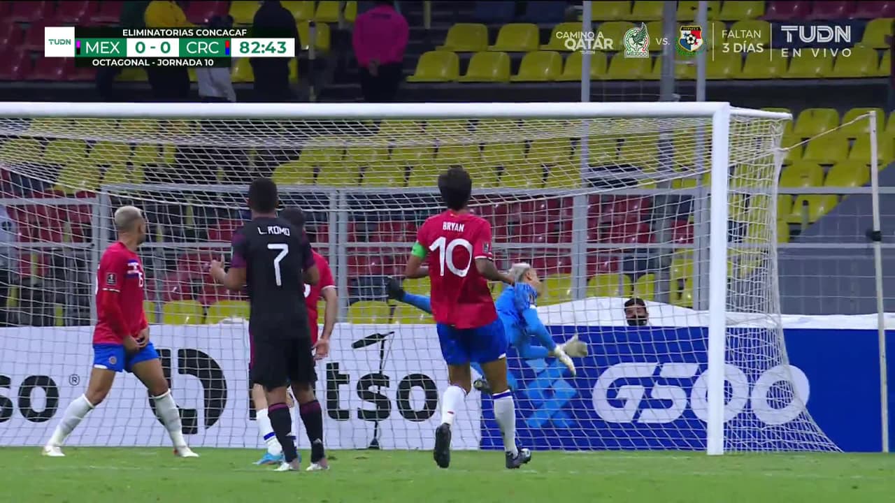 ¡CERCA! Luis Romo disparó que se estrella en el poste.