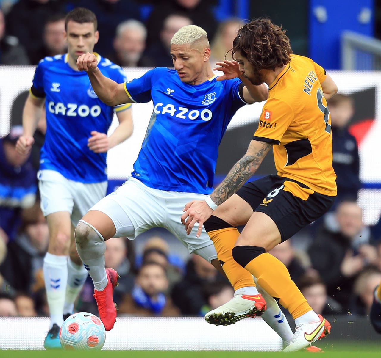 Wolves se acerca a zona de competiciones de Europa con triunfo sobre Everton de visitante; Raúl Jiménez fue titular y provocó una expulsión.