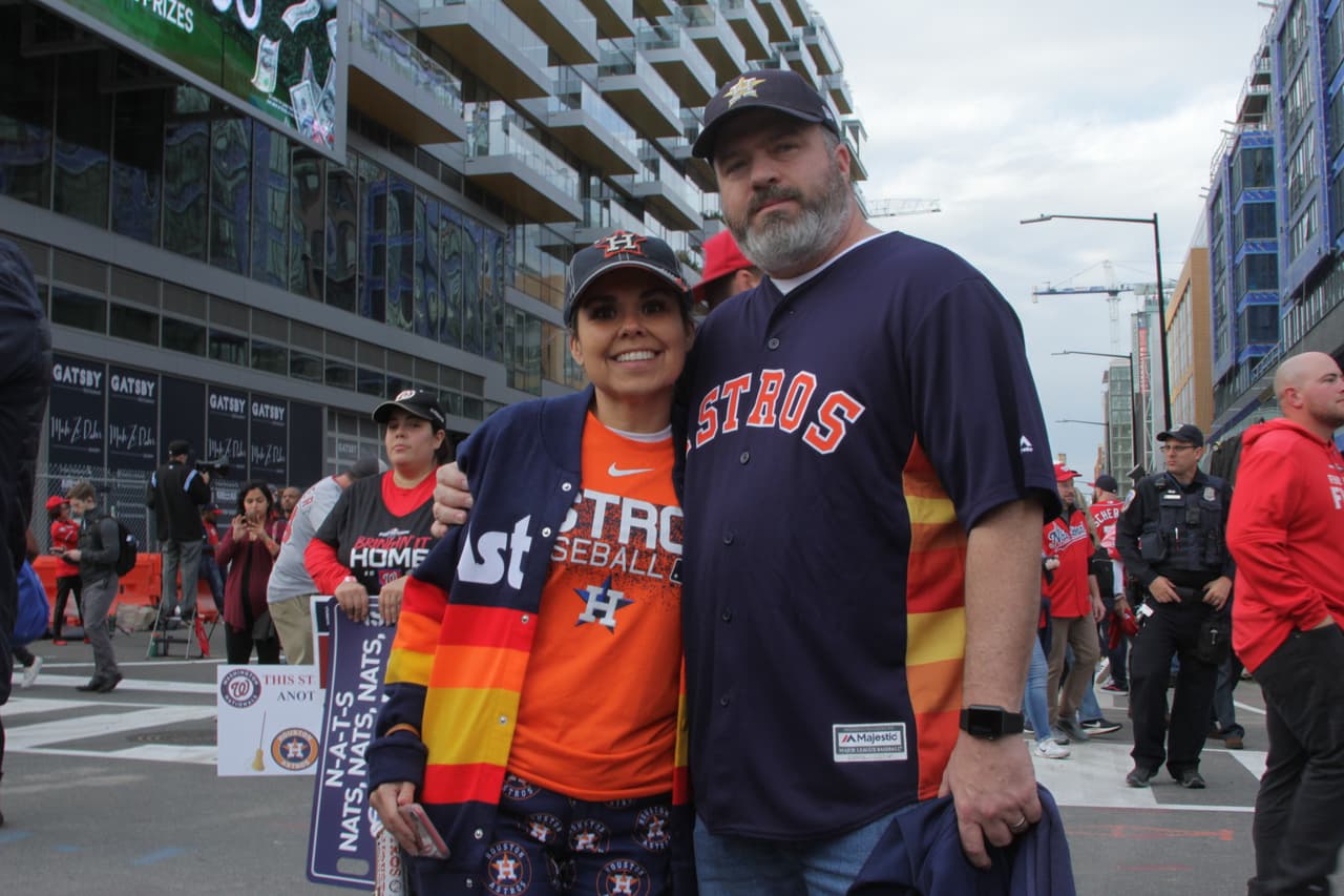 Comienza a caer la noche en Washington y los aficionados empiezan a llegar el estadio para ver el juego 3 de la Serie Mundial.