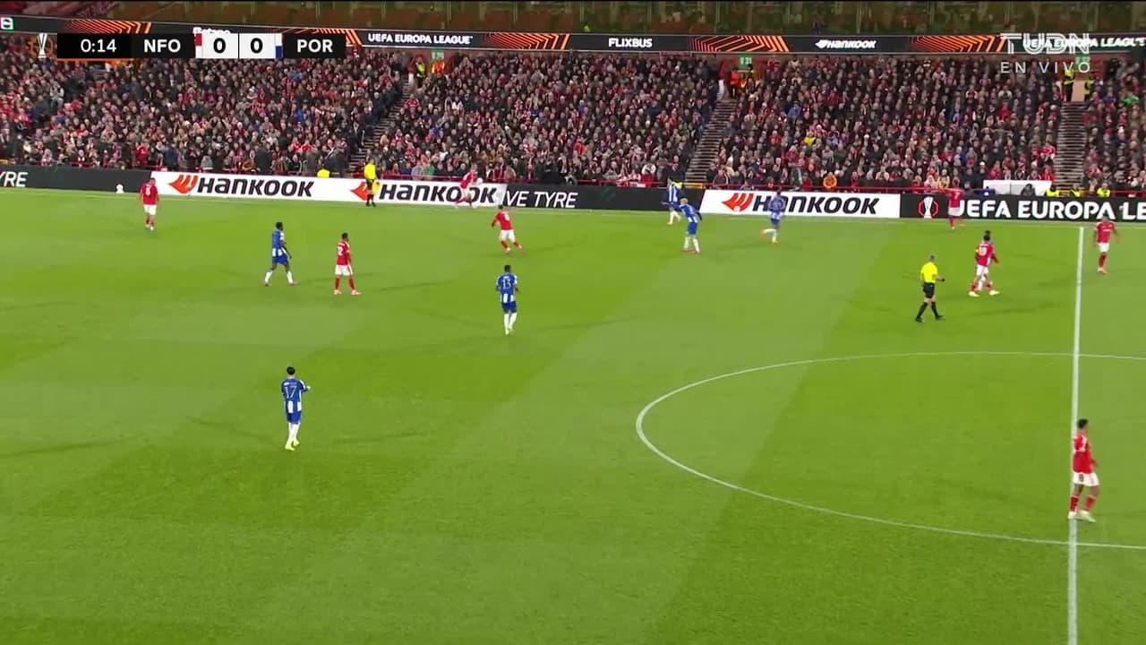 Arranca el partido y la pelota está en juego.