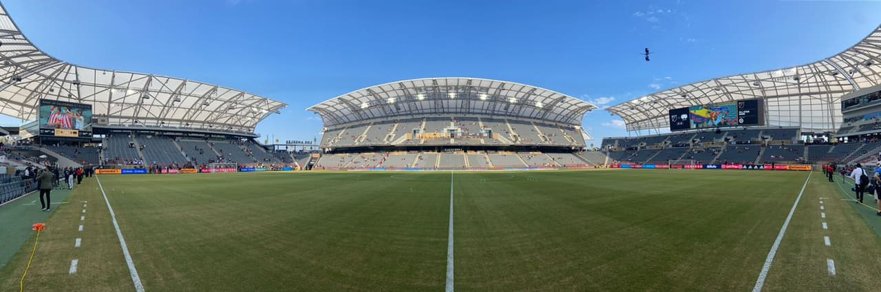 Con máscaras y emoción, llegan los aficionados al Bank of California Stadium para difrutar de la batalla de titanes entre las estrellas de la MLS y de la Liga MX.