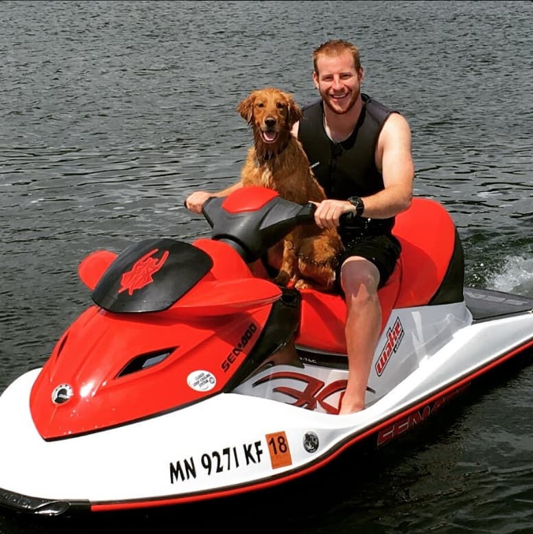 El novato QB de los Philadelphia Eagles, 
<b>CARSON WENTZ</b>, adora a su golden y comparte con ella todo tipo de actividades.