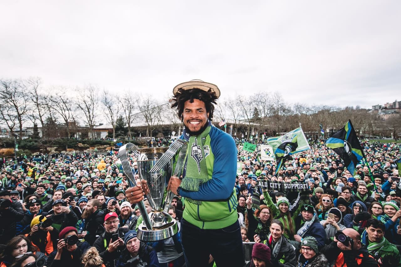 El panameño Román Torres está disfrutando su tiempo libre de una manera distinta: Con el trofeo de la MLS en sus manos tras haber sido el héroe en la gran final con los Seattle Sounders.