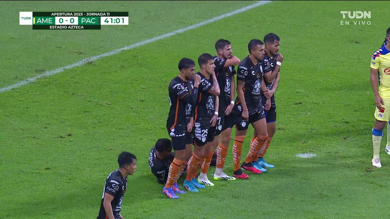 ¡TIRO ATAJADO! disparo por Leo Suárez.