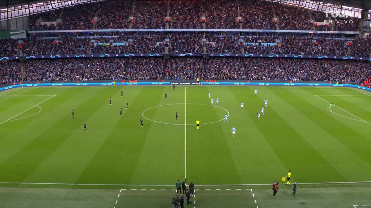 Arranca el partido y la pelota está en juego.