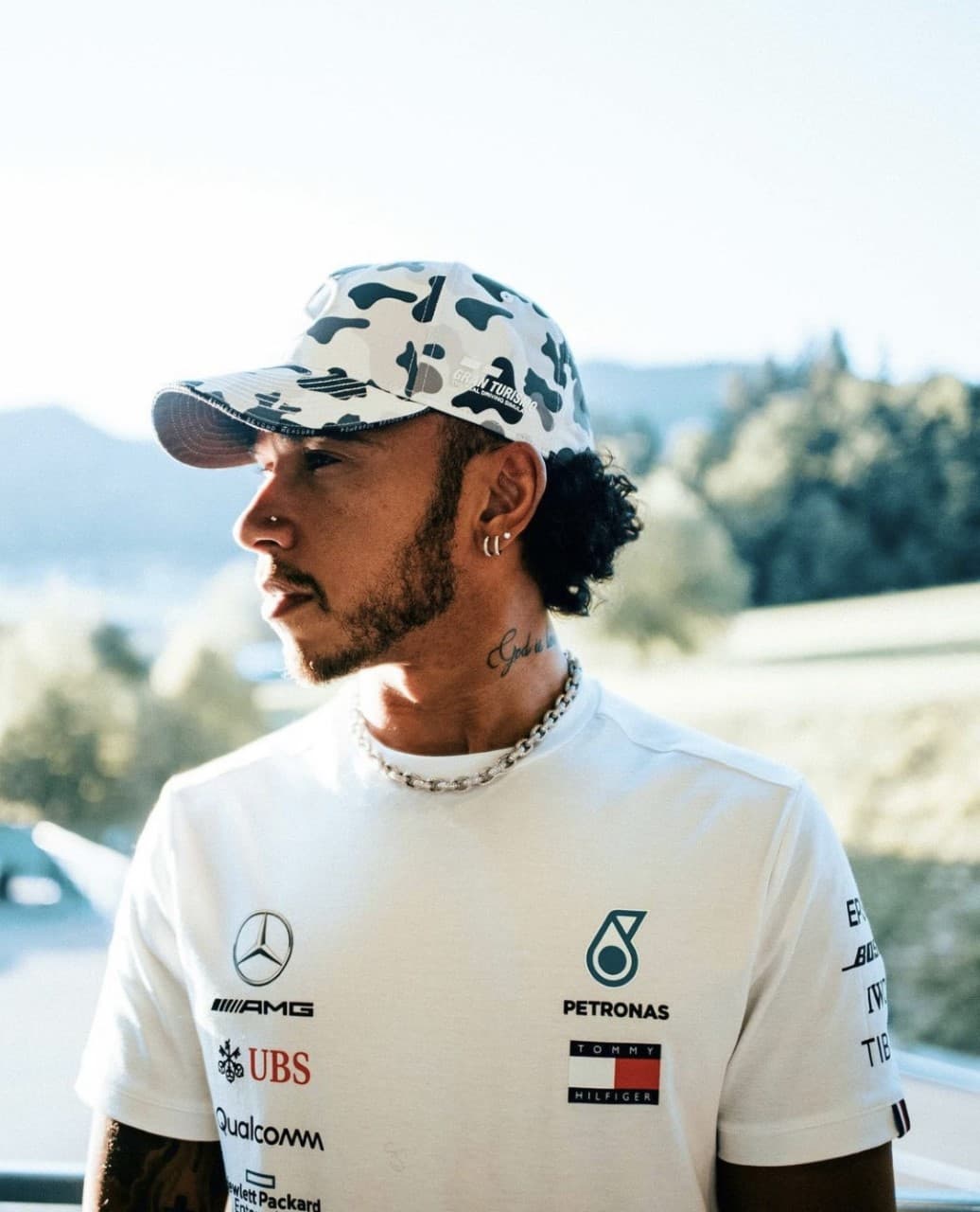 El mejor piloto enla actualida de la F1 Lewis Hamilton, tiene el afán de portar diamantes y piedras preciosas en su accesorios como lo hace en sus anillos, pulseras, relojes, cadenas y aretes.